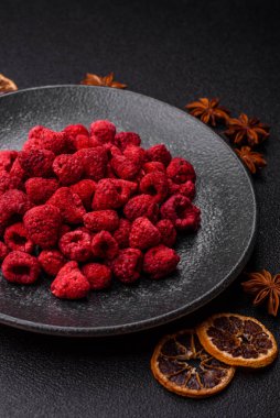 Kurutulmuş ahududu dilimleri tatlı tatlılar için bir malzemedir. Kurutulmuş ahududu, tasarımınız için gıda arka planı olarak kullanılacak.