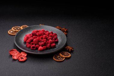 Kurutulmuş ahududu dilimleri tatlı tatlılar için bir malzemedir. Kurutulmuş ahududu, tasarımınız için gıda arka planı olarak kullanılacak.