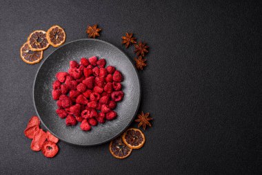 Kurutulmuş ahududu dilimleri tatlı tatlılar için bir malzemedir. Kurutulmuş ahududu, tasarımınız için gıda arka planı olarak kullanılacak.