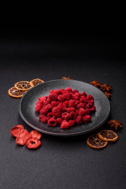 Kurutulmuş ahududu dilimleri tatlı tatlılar için bir malzemedir. Kurutulmuş ahududu, tasarımınız için gıda arka planı olarak kullanılacak.