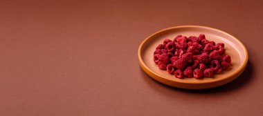 Kurutulmuş ahududu dilimleri tatlı tatlılar için bir malzemedir. Kurutulmuş ahududu, tasarımınız için gıda arka planı olarak kullanılacak.