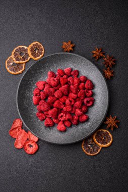 Kurutulmuş ahududu dilimleri tatlı tatlılar için bir malzemedir. Kurutulmuş ahududu, tasarımınız için gıda arka planı olarak kullanılacak.