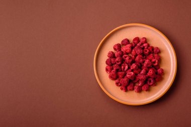 Kurutulmuş ahududu dilimleri tatlı tatlılar için bir malzemedir. Kurutulmuş ahududu, tasarımınız için gıda arka planı olarak kullanılacak.