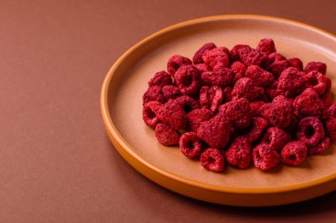 Kurutulmuş ahududu dilimleri tatlı tatlılar için bir malzemedir. Kurutulmuş ahududu, tasarımınız için gıda arka planı olarak kullanılacak.