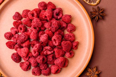 Kurutulmuş ahududu dilimleri tatlı tatlılar için bir malzemedir. Kurutulmuş ahududu, tasarımınız için gıda arka planı olarak kullanılacak.