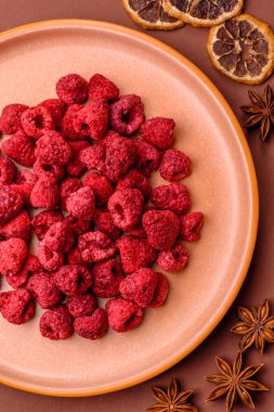 Kurutulmuş ahududu dilimleri tatlı tatlılar için bir malzemedir. Kurutulmuş ahududu, tasarımınız için gıda arka planı olarak kullanılacak.