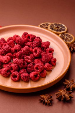 Kurutulmuş ahududu dilimleri tatlı tatlılar için bir malzemedir. Kurutulmuş ahududu, tasarımınız için gıda arka planı olarak kullanılacak.