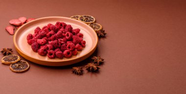 Kurutulmuş ahududu dilimleri tatlı tatlılar için bir malzemedir. Kurutulmuş ahududu, tasarımınız için gıda arka planı olarak kullanılacak.