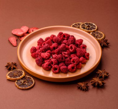 Kurutulmuş ahududu dilimleri tatlı tatlılar için bir malzemedir. Kurutulmuş ahududu, tasarımınız için gıda arka planı olarak kullanılacak.