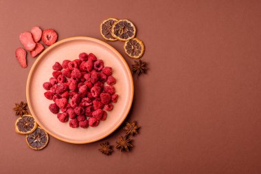 Kurutulmuş ahududu dilimleri tatlı tatlılar için bir malzemedir. Kurutulmuş ahududu, tasarımınız için gıda arka planı olarak kullanılacak.