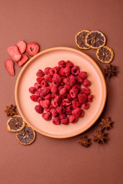 Kurutulmuş ahududu dilimleri tatlı tatlılar için bir malzemedir. Kurutulmuş ahududu, tasarımınız için gıda arka planı olarak kullanılacak.