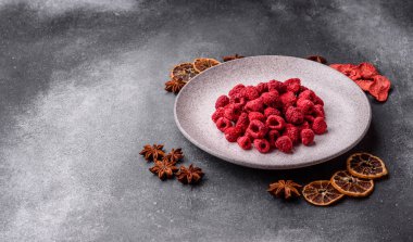 Kurutulmuş ahududu dilimleri tatlı tatlılar için bir malzemedir. Kurutulmuş ahududu, tasarımınız için gıda arka planı olarak kullanılacak.