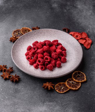 Kurutulmuş ahududu dilimleri tatlı tatlılar için bir malzemedir. Kurutulmuş ahududu, tasarımınız için gıda arka planı olarak kullanılacak.