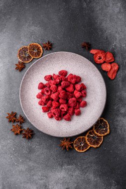 Kurutulmuş ahududu dilimleri tatlı tatlılar için bir malzemedir. Kurutulmuş ahududu, tasarımınız için gıda arka planı olarak kullanılacak.