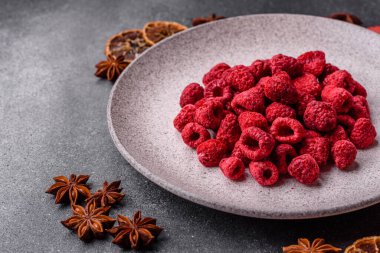 Kurutulmuş ahududu dilimleri tatlı tatlılar için bir malzemedir. Kurutulmuş ahududu, tasarımınız için gıda arka planı olarak kullanılacak.