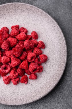 Kurutulmuş ahududu dilimleri tatlı tatlılar için bir malzemedir. Kurutulmuş ahududu, tasarımınız için gıda arka planı olarak kullanılacak.