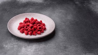 Kurutulmuş ahududu dilimleri tatlı tatlılar için bir malzemedir. Kurutulmuş ahududu, tasarımınız için gıda arka planı olarak kullanılacak.