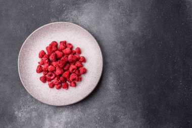 Kurutulmuş ahududu dilimleri tatlı tatlılar için bir malzemedir. Kurutulmuş ahududu, tasarımınız için gıda arka planı olarak kullanılacak.