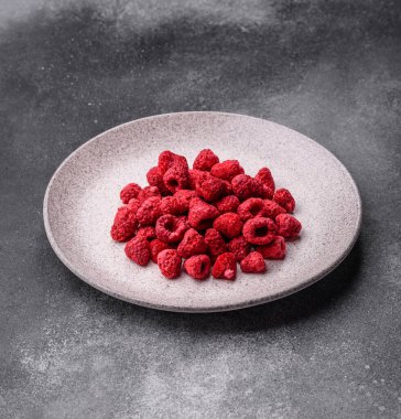 Kurutulmuş ahududu dilimleri tatlı tatlılar için bir malzemedir. Kurutulmuş ahududu, tasarımınız için gıda arka planı olarak kullanılacak.