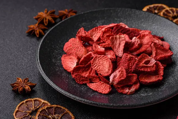 Tatlı tatlılar için bir malzeme olarak kurumuş sublimleşmiş çilek dilimleri. Tasarımınız için yemek arkaplanı olarak kurutulmuş çilek