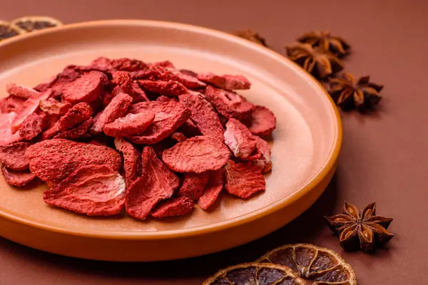 Tatlı tatlılar için bir malzeme olarak kurumuş sublimleşmiş çilek dilimleri. Tasarımınız için yemek arkaplanı olarak kurutulmuş çilek