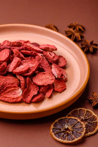 Tatlı tatlılar için bir malzeme olarak kurumuş sublimleşmiş çilek dilimleri. Tasarımınız için yemek arkaplanı olarak kurutulmuş çilek