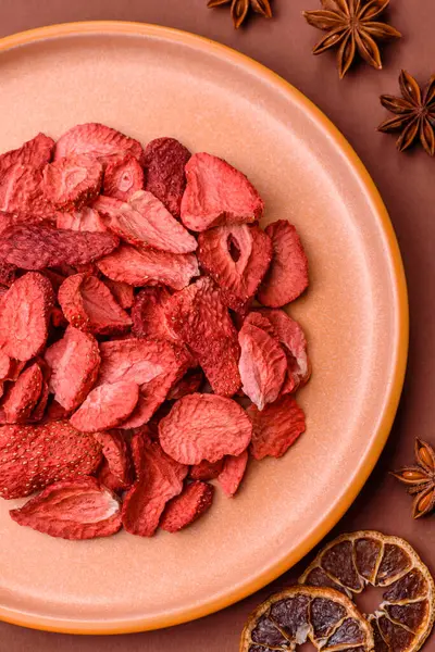 Tatlı tatlılar için bir malzeme olarak kurumuş sublimleşmiş çilek dilimleri. Tasarımınız için yemek arkaplanı olarak kurutulmuş çilek