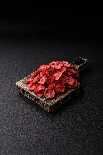 Tatlı tatlılar için bir malzeme olarak kurumuş sublimleşmiş çilek dilimleri. Tasarımınız için yemek arkaplanı olarak kurutulmuş çilek