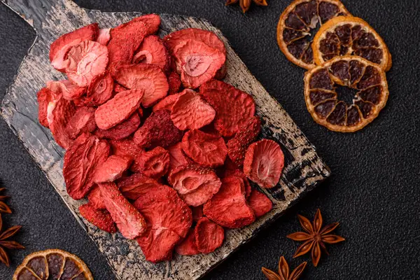 Tatlı tatlılar için bir malzeme olarak kurumuş sublimleşmiş çilek dilimleri. Tasarımınız için yemek arkaplanı olarak kurutulmuş çilek