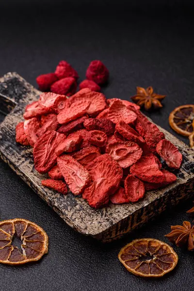Tatlı tatlılar için bir malzeme olarak kurumuş sublimleşmiş çilek dilimleri. Tasarımınız için yemek arkaplanı olarak kurutulmuş çilek