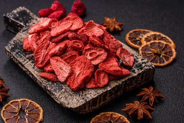 Tatlı tatlılar için bir malzeme olarak kurumuş sublimleşmiş çilek dilimleri. Tasarımınız için yemek arkaplanı olarak kurutulmuş çilek