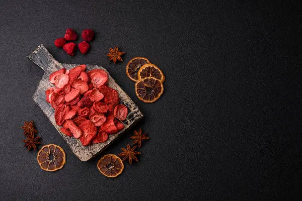 Tatlı tatlılar için bir malzeme olarak kurumuş sublimleşmiş çilek dilimleri. Tasarımınız için yemek arkaplanı olarak kurutulmuş çilek