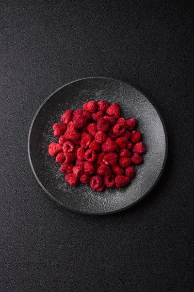 Kurutulmuş ahududu dilimleri tatlı tatlılar için bir malzemedir. Kurutulmuş ahududu, tasarımınız için gıda arka planı olarak kullanılacak.