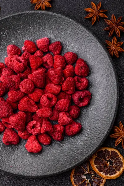 Kurutulmuş ahududu dilimleri tatlı tatlılar için bir malzemedir. Kurutulmuş ahududu, tasarımınız için gıda arka planı olarak kullanılacak.