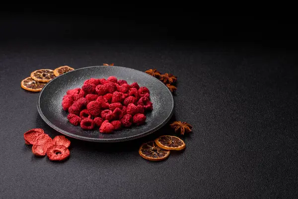 Kurutulmuş ahududu dilimleri tatlı tatlılar için bir malzemedir. Kurutulmuş ahududu, tasarımınız için gıda arka planı olarak kullanılacak.