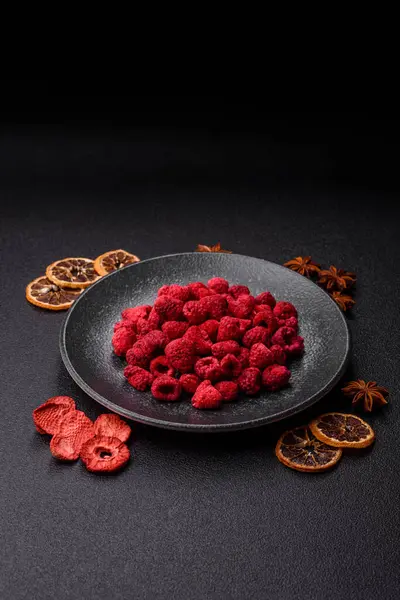 Kurutulmuş ahududu dilimleri tatlı tatlılar için bir malzemedir. Kurutulmuş ahududu, tasarımınız için gıda arka planı olarak kullanılacak.