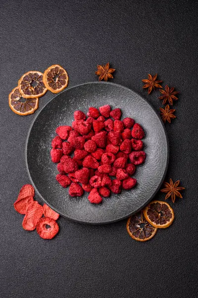 Kurutulmuş ahududu dilimleri tatlı tatlılar için bir malzemedir. Kurutulmuş ahududu, tasarımınız için gıda arka planı olarak kullanılacak.