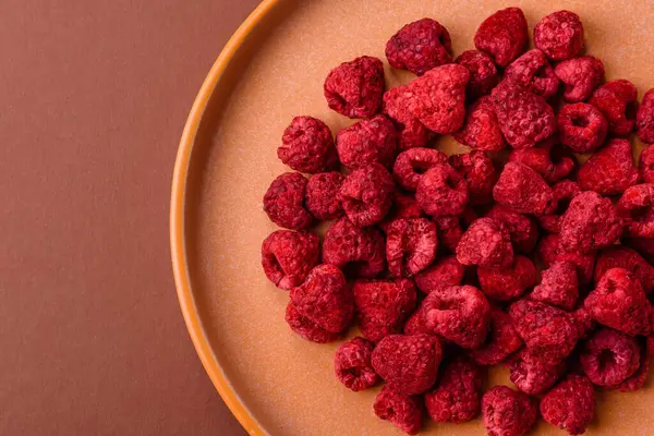 Kurutulmuş ahududu dilimleri tatlı tatlılar için bir malzemedir. Kurutulmuş ahududu, tasarımınız için gıda arka planı olarak kullanılacak.