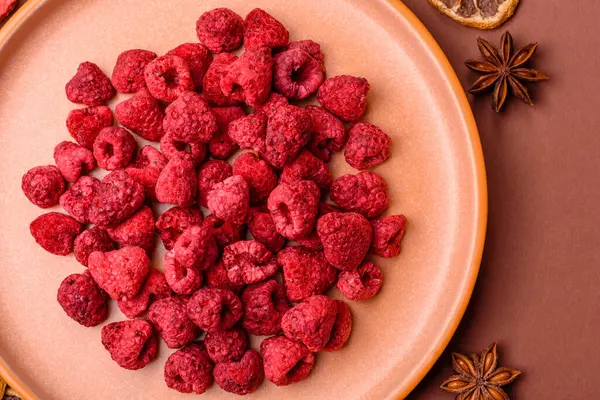 Kurutulmuş ahududu dilimleri tatlı tatlılar için bir malzemedir. Kurutulmuş ahududu, tasarımınız için gıda arka planı olarak kullanılacak.