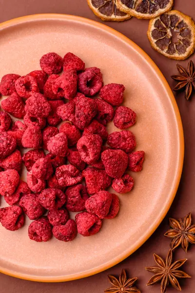 Kurutulmuş ahududu dilimleri tatlı tatlılar için bir malzemedir. Kurutulmuş ahududu, tasarımınız için gıda arka planı olarak kullanılacak.