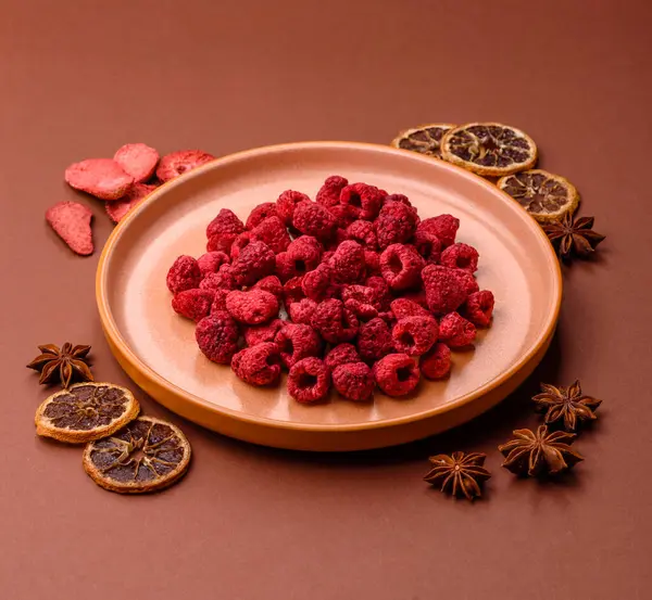Kurutulmuş ahududu dilimleri tatlı tatlılar için bir malzemedir. Kurutulmuş ahududu, tasarımınız için gıda arka planı olarak kullanılacak.