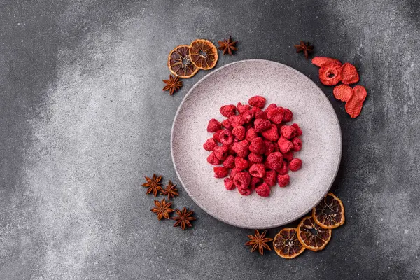 Kurutulmuş ahududu dilimleri tatlı tatlılar için bir malzemedir. Kurutulmuş ahududu, tasarımınız için gıda arka planı olarak kullanılacak.