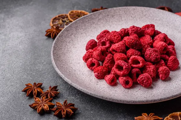 Kurutulmuş ahududu dilimleri tatlı tatlılar için bir malzemedir. Kurutulmuş ahududu, tasarımınız için gıda arka planı olarak kullanılacak.