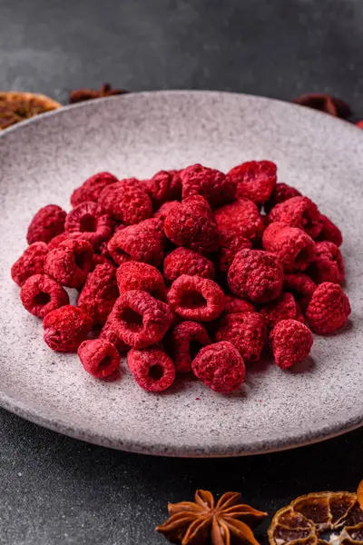 Kurutulmuş ahududu dilimleri tatlı tatlılar için bir malzemedir. Kurutulmuş ahududu, tasarımınız için gıda arka planı olarak kullanılacak.