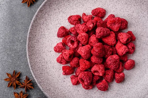 Kurutulmuş ahududu dilimleri tatlı tatlılar için bir malzemedir. Kurutulmuş ahududu, tasarımınız için gıda arka planı olarak kullanılacak.