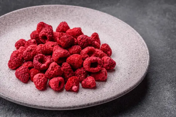 Kurutulmuş ahududu dilimleri tatlı tatlılar için bir malzemedir. Kurutulmuş ahududu, tasarımınız için gıda arka planı olarak kullanılacak.