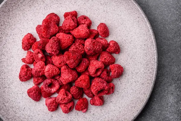 Kurutulmuş ahududu dilimleri tatlı tatlılar için bir malzemedir. Kurutulmuş ahududu, tasarımınız için gıda arka planı olarak kullanılacak.