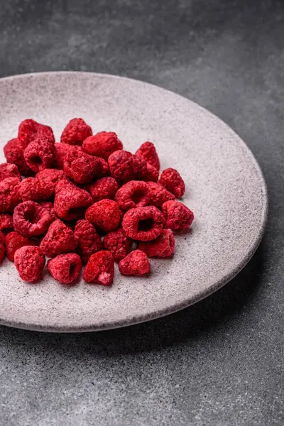 Kurutulmuş ahududu dilimleri tatlı tatlılar için bir malzemedir. Kurutulmuş ahududu, tasarımınız için gıda arka planı olarak kullanılacak.