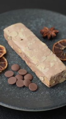 Fındıklı, şam fıstıklı ve narenciye parçalı beyaz karamel. Fındıklı beyaz fındık, festival masası için tatlı.