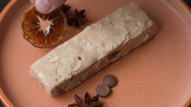 Fındıklı, şam fıstıklı ve narenciye parçalı beyaz karamel. Fındıklı beyaz fındık, festival masası için tatlı.